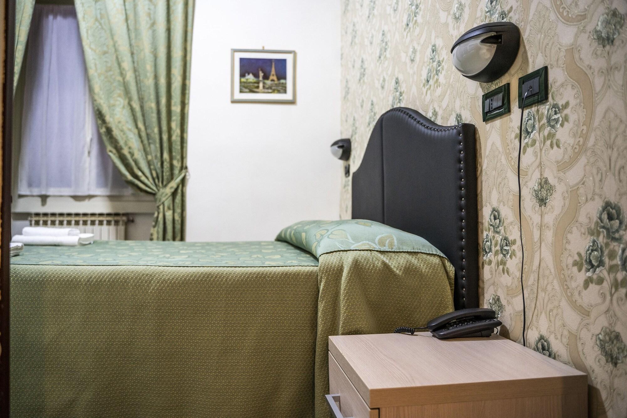 Hotel Ferrarese Rome Exterior photo