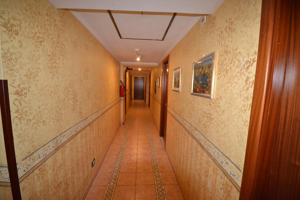 Hotel Ferrarese Rome Exterior photo