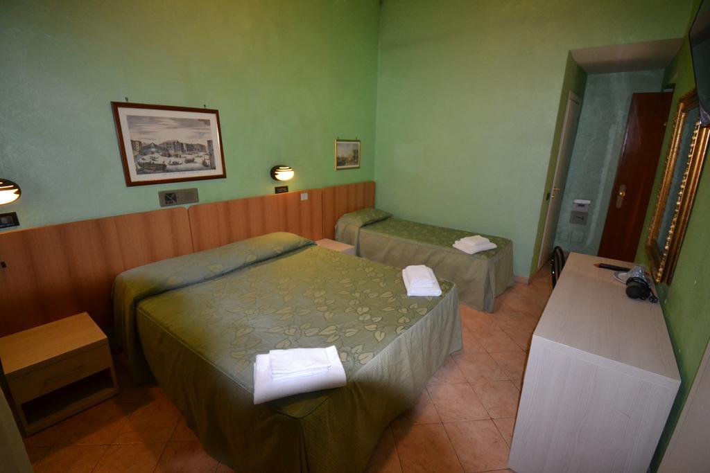 Hotel Ferrarese Rome Exterior photo