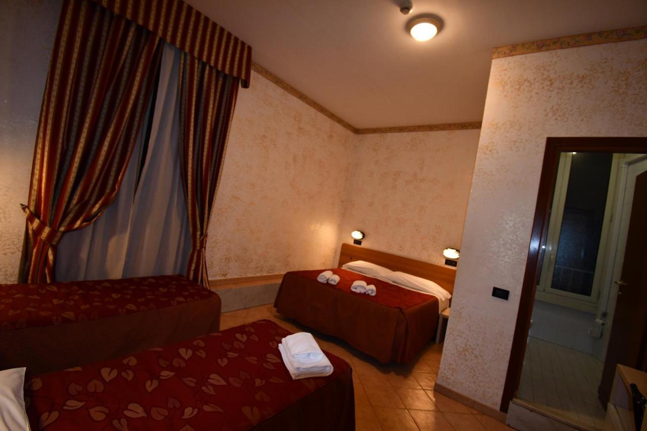 Hotel Ferrarese Rome Exterior photo