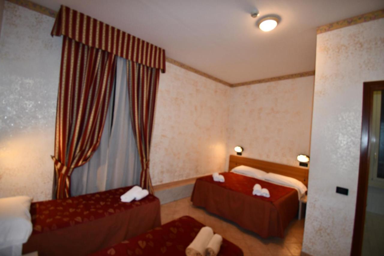 Hotel Ferrarese Rome Exterior photo