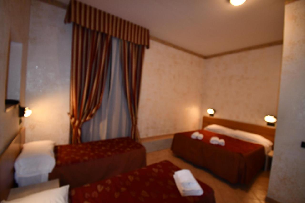 Hotel Ferrarese Rome Exterior photo